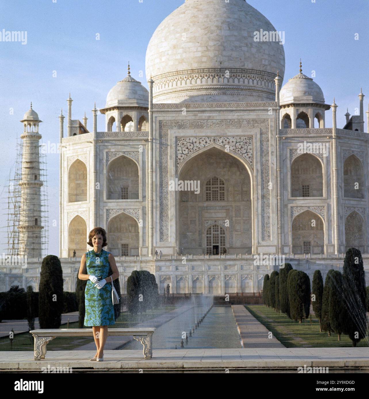 La First Lady statunitense Jacqueline Kennedy in visita a Taj Mahal, Agra, Uttar Pradesh, India, Cecil Stoughton, fotografie della Casa Bianca Foto Stock