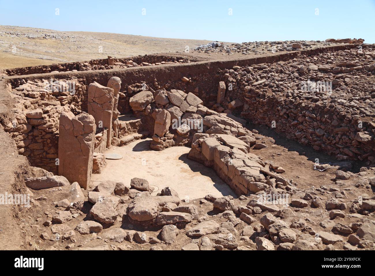 Sito neolitico pre-ceramica di Karahan Tepe risalente al XII millennio in fase di scavo, montagne TekTek, provincia di Sanliurfa, Turchia sud-orientale Foto Stock