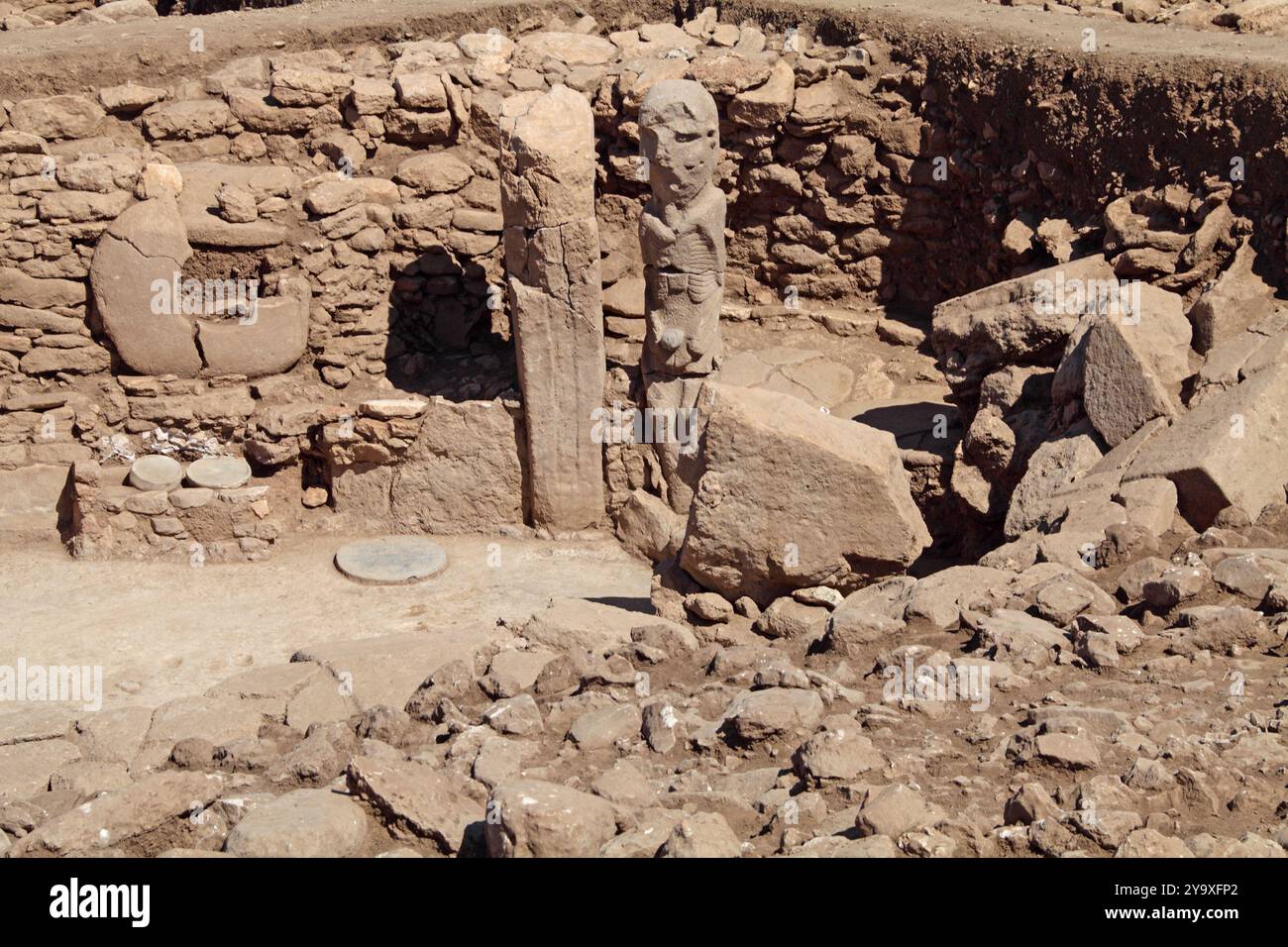 Sito neolitico pre-ceramiche di Karahan Tepe risalente al XII millennio in fase di scavo, montagne TekTek, provincia di Sanliurfa, Turchia sud-orientale Foto Stock