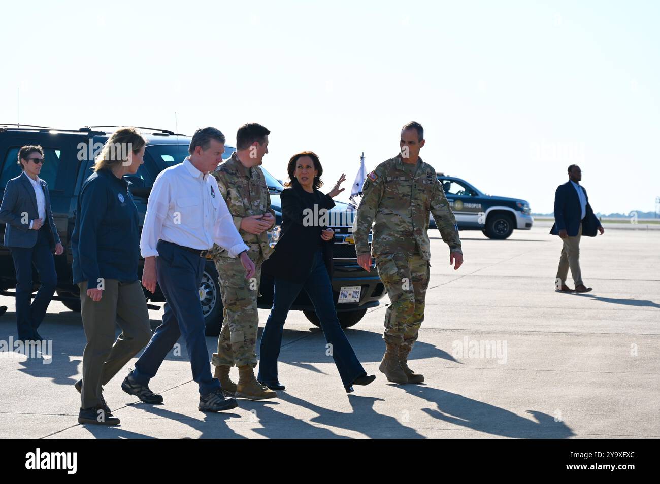 Charlotte, Stati Uniti. 5 ottobre 2024. U. Vice Presidente della Repubblica Kamala Harris, a destra, e il governatore della Carolina del Nord Roy Cooper, a sinistra, camminate insieme lungo il tragitto per vedere le conseguenze dell'uragano Helene all'Aeroporto Internazionale Charlotte-Douglas, 5 ottobre 2024 a Charlotte, Carolina del Nord. Credito: TSgt. Juan Paz/US Air Force Photo/Alamy Live News Foto Stock