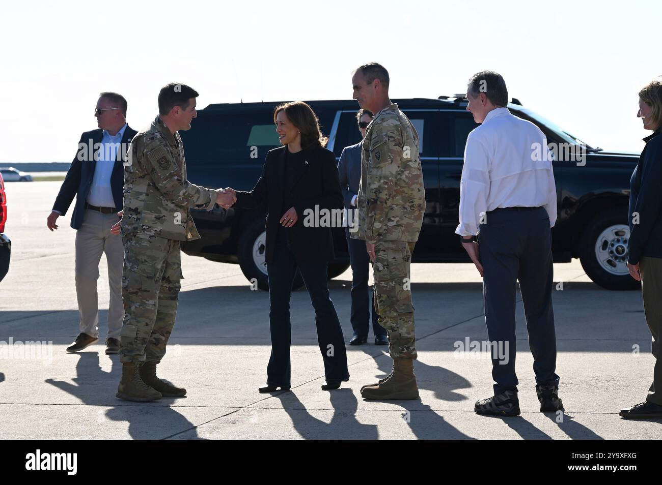 Charlotte, Stati Uniti. 5 ottobre 2024. U. Il vicepresidente della S Kamala Harris, saluta i funzionari locali che guidano gli sforzi di soccorso e recupero dopo l'uragano Helene all'arrivo all'aeroporto internazionale Charlotte-Douglas, il 5 ottobre 2024 a Charlotte, Carolina del Nord. Credito: TSgt. Juan Paz/US Air Force Photo/Alamy Live News Foto Stock