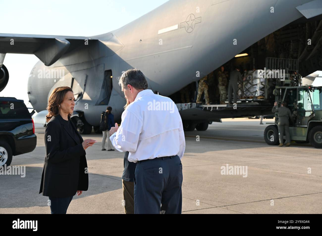 Charlotte, Stati Uniti. 5 ottobre 2024. U. Il vicepresidente della S Kamala Harris, a sinistra, parla con il governatore della Carolina del Nord Roy Cooper, a destra, sugli sforzi di soccorso e recupero dopo l'uragano Helene all'aeroporto internazionale Charlotte-Douglas, 5 ottobre 2024 a Charlotte, Carolina del Nord. Credito: TSgt. Juan Paz/US Air Force Photo/Alamy Live News Foto Stock