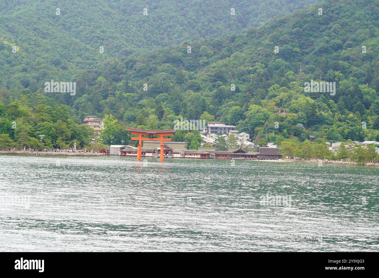 Itsukushima è un'isola nella parte occidentale del Mar interno del Giappone, situata nel nord-ovest della baia di Hiroshima. È popolarmente conosciuta come Miyajima Foto Stock