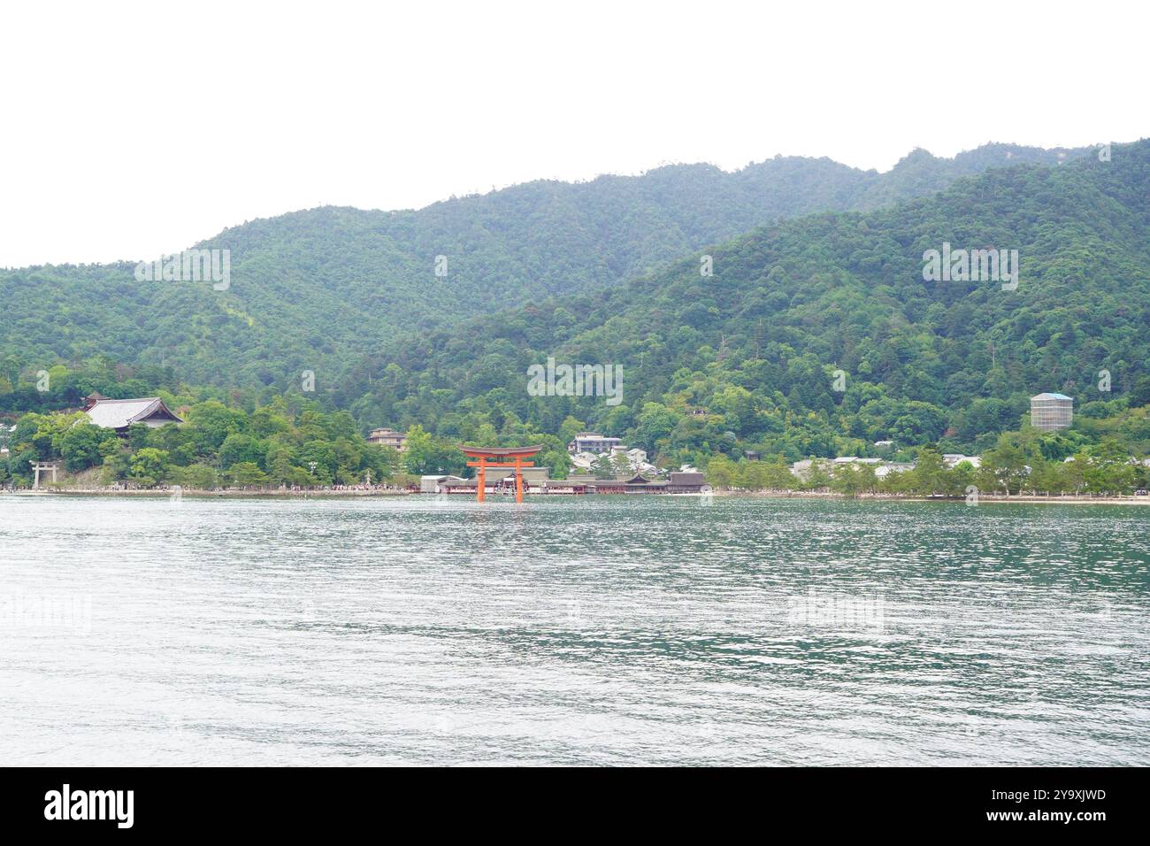 Itsukushima è un'isola nella parte occidentale del Mar interno del Giappone, situata nel nord-ovest della baia di Hiroshima. È popolarmente conosciuta come Miyajima Foto Stock