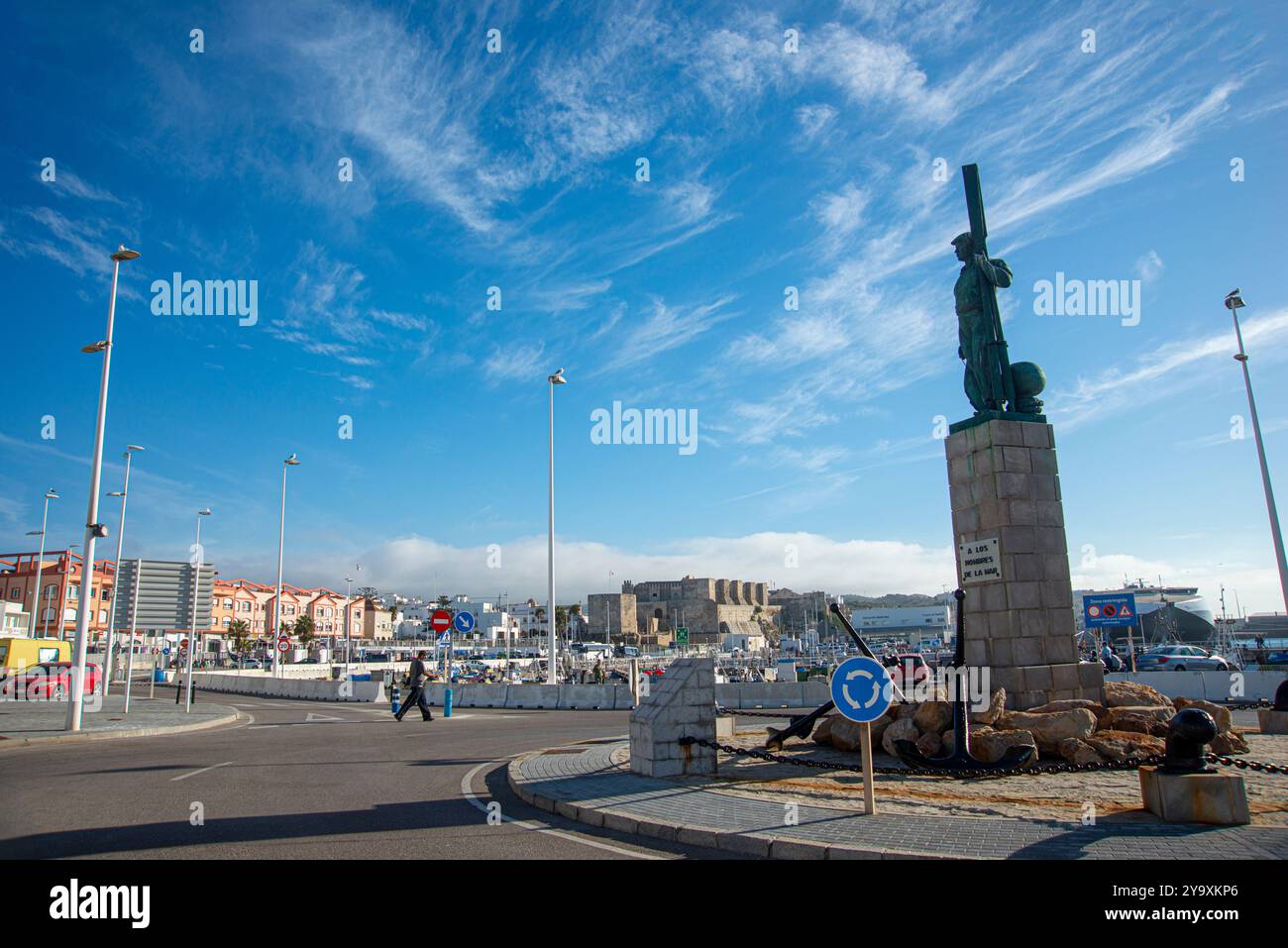 Statua dedicata agli uomini del mare a Tarifa, Cádiz Foto Stock