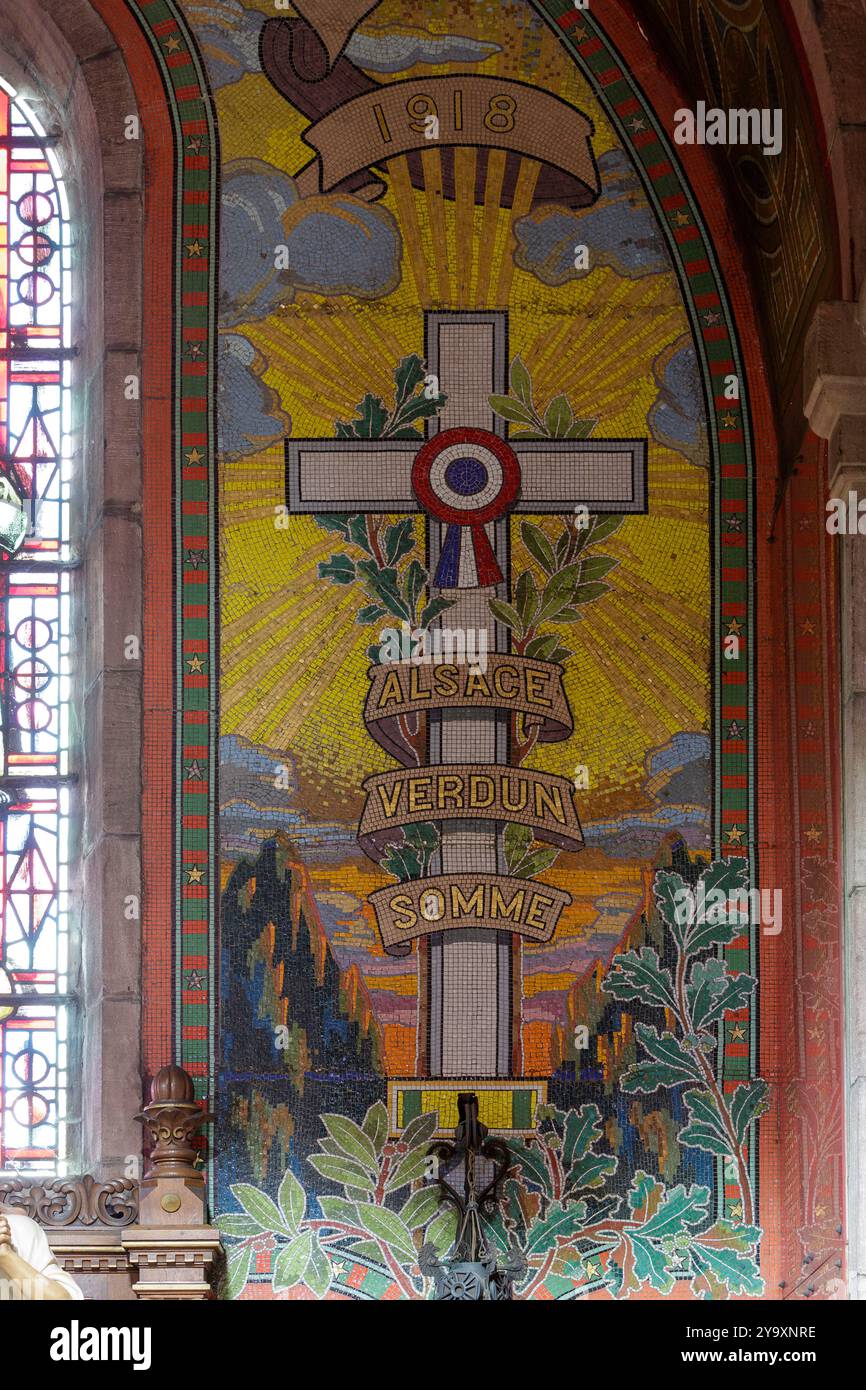 Francia, Vosgi, Saint die des Vosges, chiesa di San Martino costruita dall'architetto Charles Heubes nel 1896, inaugurata nel 1902 in stile neo-romano, mosaico in stile Art Déco realizzato nel 1920 dai pittori Minoux e Mangin in memoria della prima guerra mondiale situato nella cappella commemorativa Foto Stock