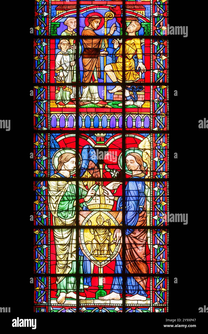 Francia, Meurthe et Moselle, Toul, cattedrale di Saint Etienne costruita tra il XIII e il XVI secolo in stile gotico sgargiante, dettaglio della vetrata del transetto meridionale realizzata nel 1863 da Casimir de Balthazar de Gacheo, che rappresenta l'invenzione delle reliquie di Saint Etienne, episodio della vita di Sant'Epvre, uno dei più famosi vescovi di Toul, Saint Epvre benedice un demone posseduto e liberò dai demoni. sotto gli angeli che presentavano lo stemma Balthazar si pensava fosse quello di Sant'Epvre Foto Stock