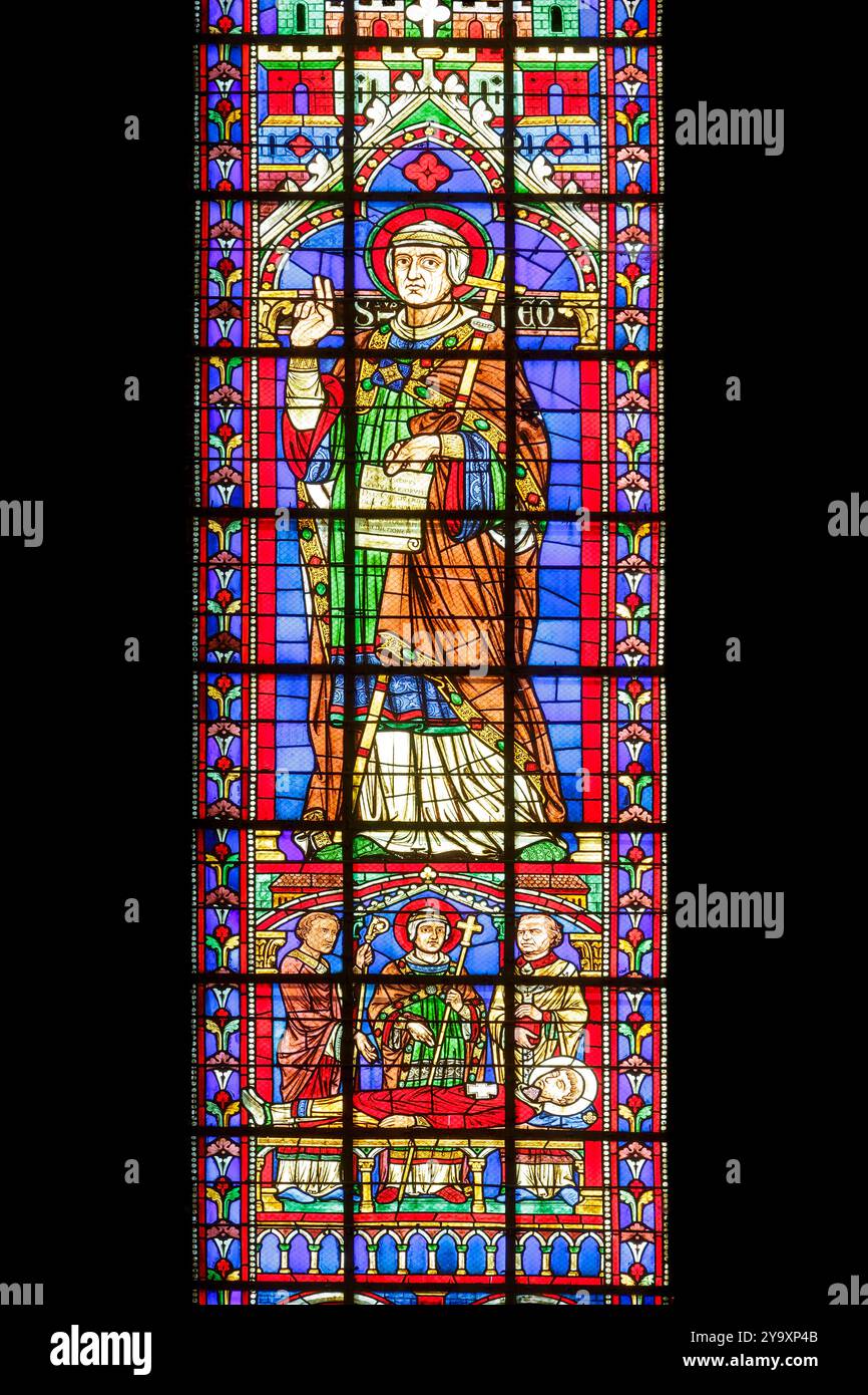 Francia, Meurthe et Moselle, Toul, cattedrale di Saint Etienne costruita tra il XIII e il XVI secolo in stile gotico sgargiante, dettaglio della vetrata del transetto meridionale realizzata nel 1863 da Casimir de Balthazar de Gacheo, che rappresenta l'invenzione delle reliquie di Saint Etienne, uno dei più famosi vescovi di Toul, San León il Nono Vescovo, poi Papa che tiene la bolla di canonizzazione di San Gerardo e l'episodio della vita di San León il Nono portando le reliquie di San Gerardo Foto Stock