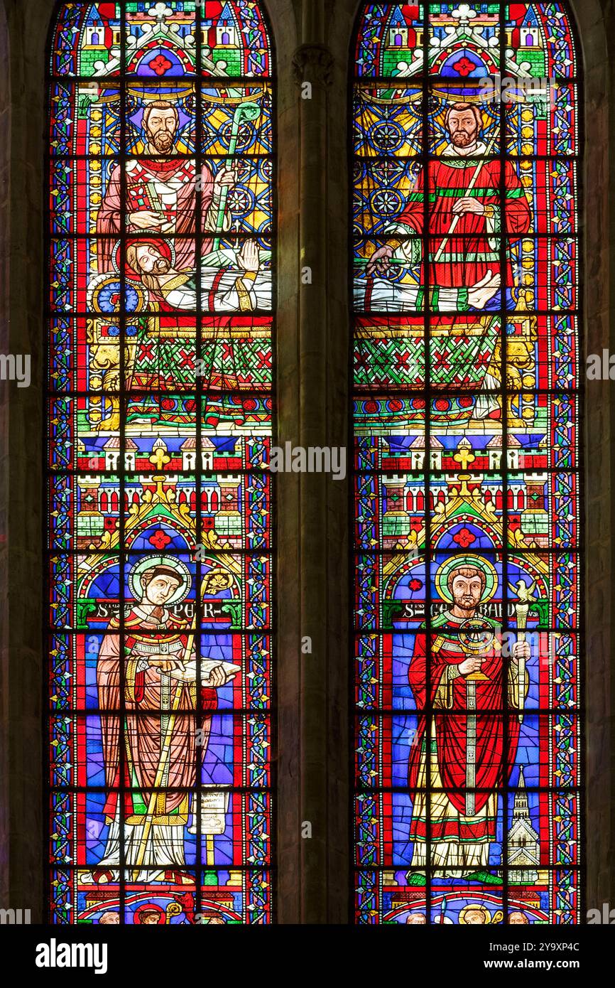 Francia, Meurthe et Moselle, Toul, cattedrale di Saint Etienne costruita tra il XIII e il XVI secolo in stile gotico sgargiante, dettaglio della vetrata del transetto meridionale realizzata nel 1863 da Casimir de Balthazar de Gacheo che rappresenta l'invenzione delle reliquie di Saint Etienne, vescovo Giovanni di Gerusalemme e padre Lucien intorno al corpo di Saint Etienne, due dei più famosi vescovi di Toul, da sinistra a destra, Sant'Epvre tiene il libro dei Vangeli, San Gerardo tiene il chiodo Sacro e il personale pastorale Foto Stock