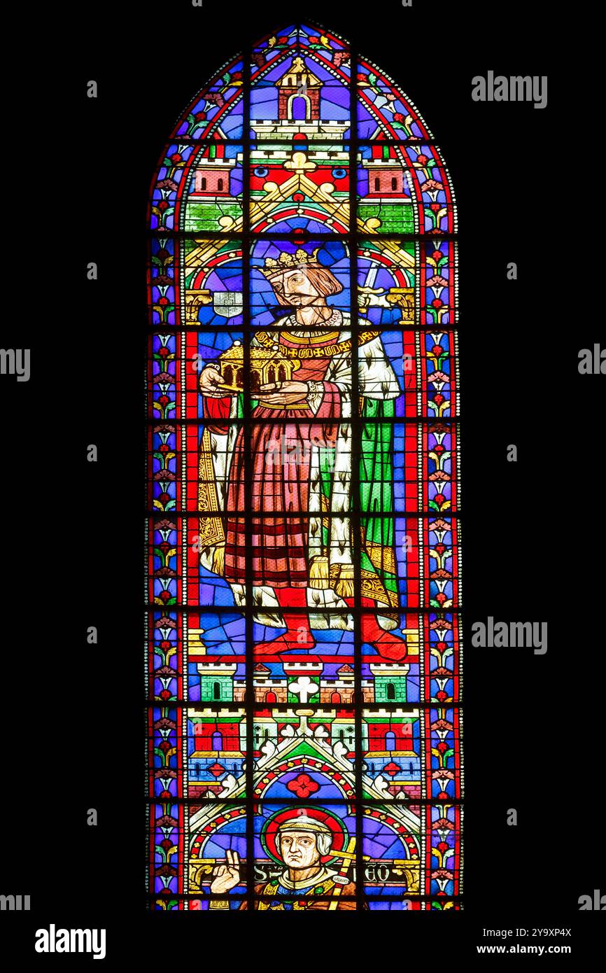 Francia, Meurthe et Moselle, Toul, cattedrale di Saint Etienne costruita tra il XIII e il XVI secolo in stile gotico sgargiante, dettaglio della vetrata del transetto meridionale realizzata nel 1863 da Casimir de Balthazar de Gacheo che rappresenta l'invenzione delle reliquie di Saint Etienne, Antonio il primo duca di Lorena e Bar che custodisce le reliquie di due teste di Saint Etienne che offrì alla cattedrale, sotto uno dei più famosi vescovi di Toul San León il Nono vescovo, poi Papa Foto Stock