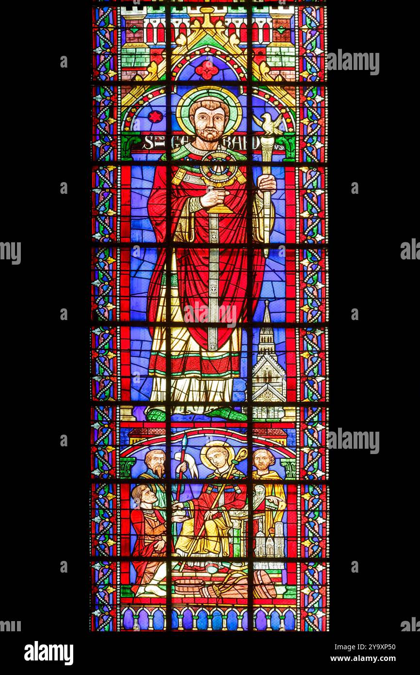Francia, Meurthe et Moselle, Toul, cattedrale di Saint Etienne costruita tra il XIII e il XVI secolo in stile gotico sgargiante, dettaglio della vetrata del transetto meridionale realizzata nel 1863 da Casimir de Balthazar de Gacheo che rappresenta l'invenzione delle reliquie di Saint Etienne, uno dei più famosi vescovi di Toul, Saint Gerard che tiene il chiodo sacro e il personale pastorale, episodio della sua vita, San Gerardo ha una borsa per ricordare le sue azioni di sostegno alla banca dei Longobardi Foto Stock