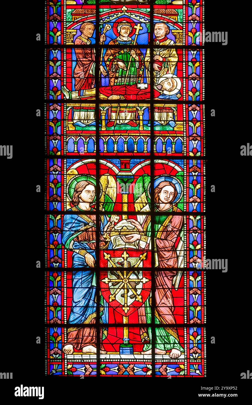 Francia, Meurthe et Moselle, Toul, cattedrale di Saint Etienne costruita tra il XIII e il XVI secolo in stile gotico sgargiante, dettaglio della vetrata del transetto meridionale realizzata nel 1863 da Casimir de Balthazar de Gacheo, che rappresenta l'invenzione delle reliquie di Saint Etienne, episodio della vita di Saint Leon il nono poi Papa, uno dei più famosi vescovi di Toul, Saint Leon, Saint Leon, portando le reliquie Saint Gerard sotto gli angeli che presentavano lo stemma Balthazar si pensava fosse quello del vescovo Foto Stock