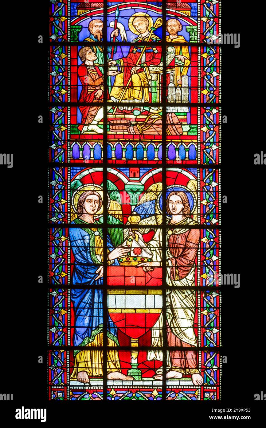 Francia, Meurthe et Moselle, Toul, cattedrale di Saint Etienne costruita tra il XIII e il XVI secolo in stile gotico sgargiante, dettaglio della vetrata del transetto meridionale realizzata nel 1863 da Casimir de Balthazar de Gacheo, che rappresenta l'invenzione delle reliquie di Saint Etienne, episodio della vita di Saint Gerard, uno dei più famosi vescovi di Toul, Saint Gerard detiene una borsa per ricordare le sue azioni a sostegno della banca, sotto gli angeli che presentavano lo stemma Balthazar si pensava fosse quello di San Gerardo Foto Stock