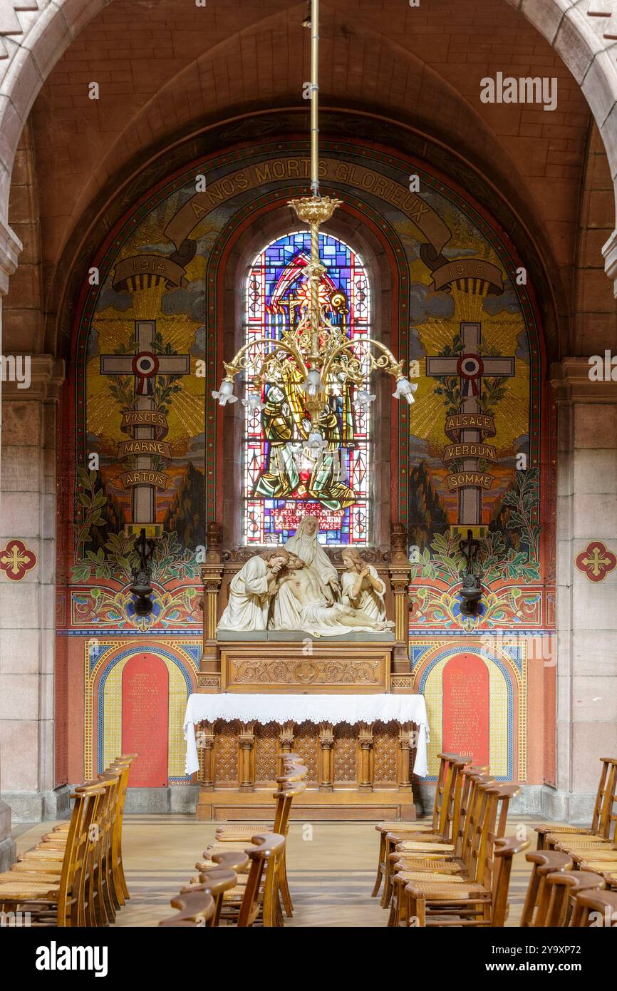 Francia, Vosgi, Saint die des Vosges, chiesa di Saint Martin costruita dall'architetto Charles Heubes nel 1896, inaugurata nel 1902 in stile neo-romano, moderna vetrata realizzata tra il 1947 e il 1949 da Jacques le Chevallier che rappresenta un episodio della vita di san Martino, l'apparizione del globo di fuoco nella cappella commemorativa, mosaico in stile Art Deco realizzato negli anni '1920 dai pittori Minoux e Mangin e il mosaico Bazin, gruppo di statue che rappresentano la deposizione dalla Croce Foto Stock