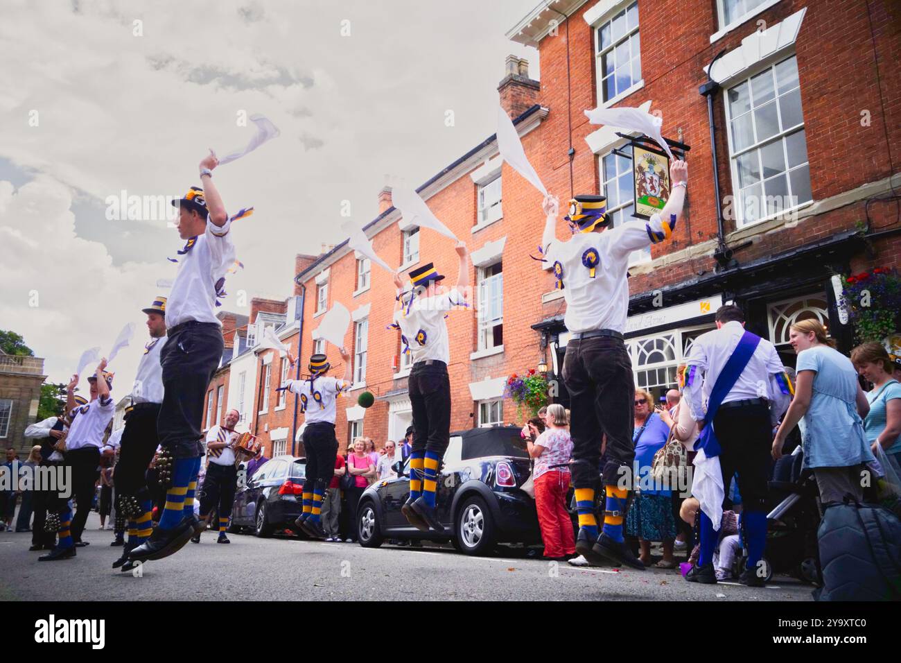 Danza Morris, danza tradizionale delle isole britanniche che coinvolge bastoni, fazzoletti e campane Foto Stock