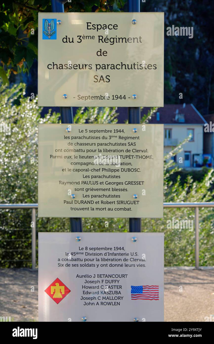 Francia, Doubs, Clerval, Place du Gravier, targa, omaggio al 3rd SAS Parachute Chasseur Regiment, Liberazione di Clerval Foto Stock