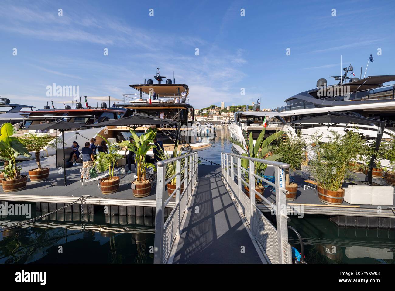 Francia, Alpi marittime, Cannes, Porto Vecchio e le Suquet sullo sfondo durante lo Yachting Festival Foto Stock