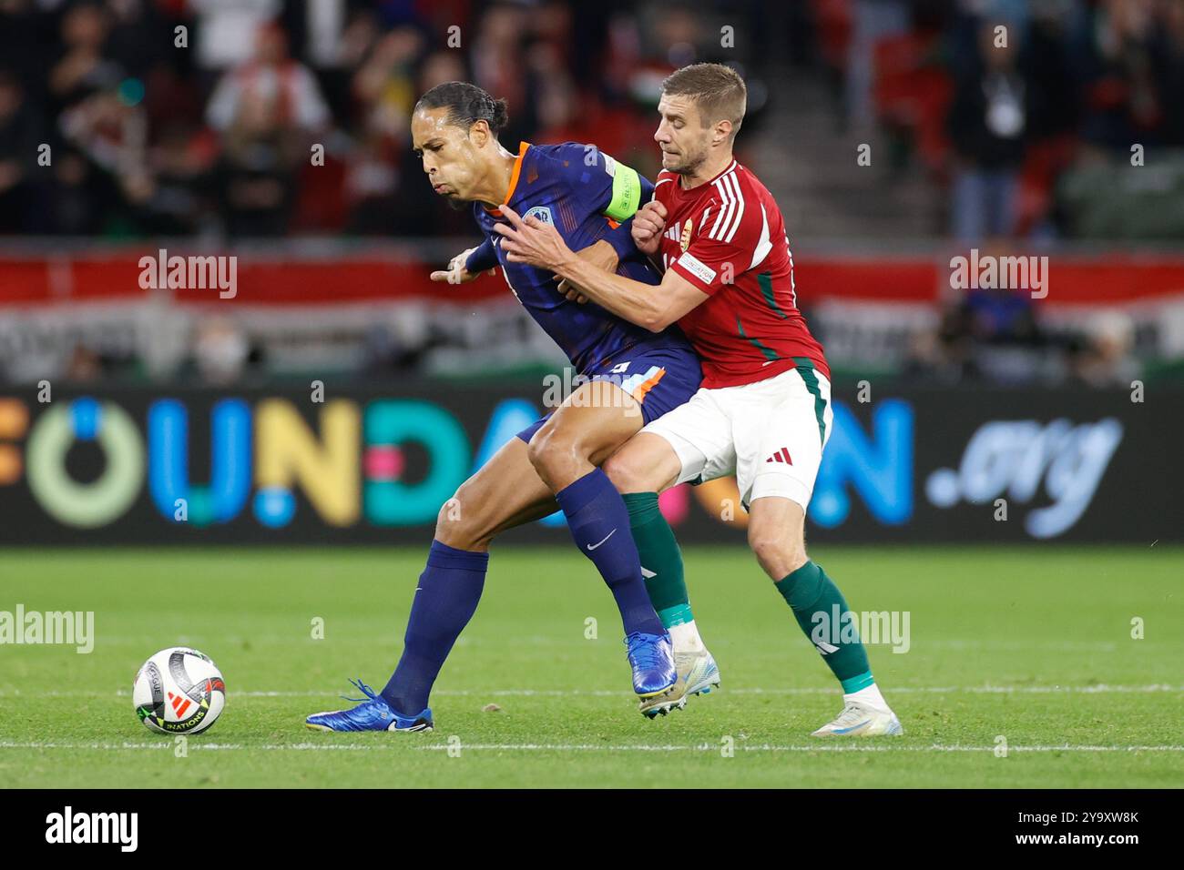 BUDAPEST, 11-10-2024, Puskas Arena, stagione 2024/2025 partita della UEFA Nations League tra Ungheria e Paesi Bassi e Ungheria, olandese Virgil van Dijk, ungherese Daniel Gazdag credito: Pro Shots/Alamy Live News Foto Stock