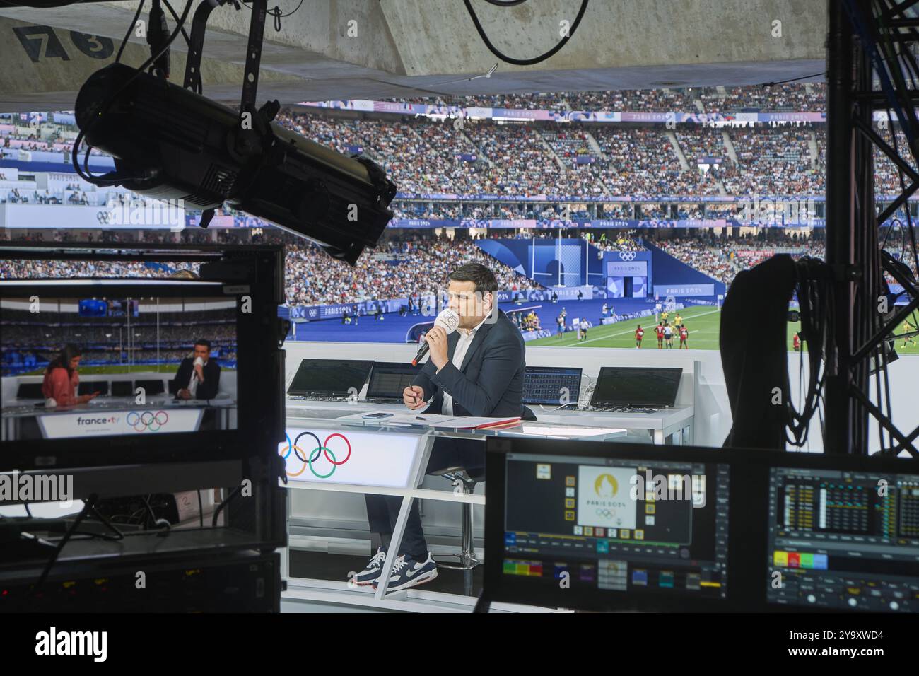 Francia, Senna Saint Denis, Saint Denis, il quartiere la Plaine Saint Denis, lo Stade de France, eventi di rugby a sette alle Olimpiadi estive del 2024, il giornalista sportivo Matthieu Lartot sul televisore francese Foto Stock