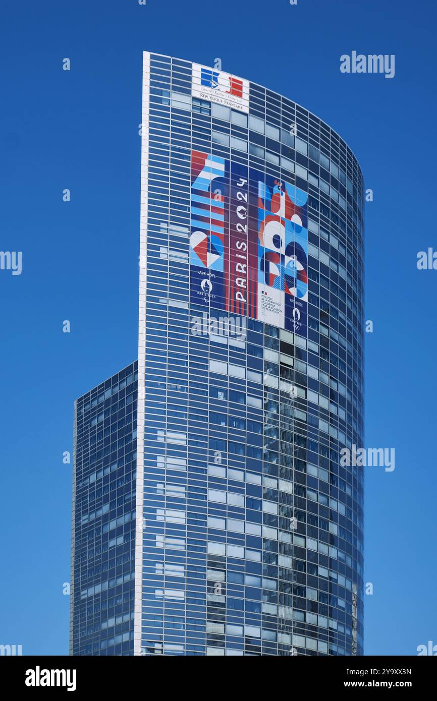 Francia, Hauts de Seine, la Defense, Tour legende (ex EDF) o PB6, grattacielo degli architetti Nicolas Ayoub, Michel Andrault e Pierre Parat, proprietà dello stato francese dal 30 giugno 2015, uffici del Ministero della transizione ecologica Foto Stock