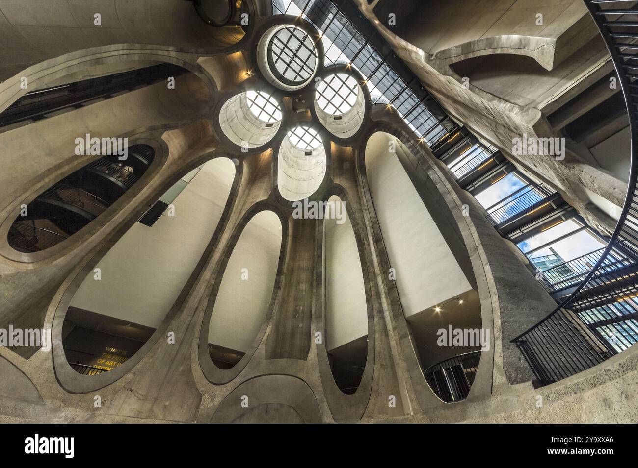 Sudafrica, Capo Occidentale, città del Capo, lungomare Victoria & Alfred, Zeitz Museum of Contemporary African Art (Zeitz MOCAA), la cui spettacolare architettura riflette la riabilitazione di ex silos di grano, opera dell'architetto londinese Thomas Heatherwick Foto Stock