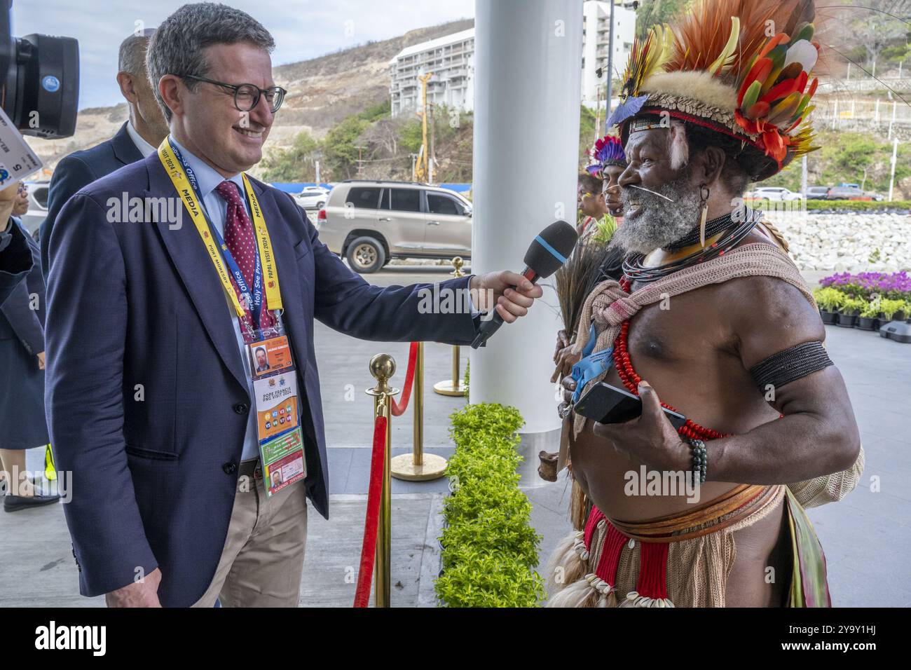 Papua nuova Guinea, Golfo di Papua, Distretto della capitale nazionale, città di Port Moresby, visita di Papa Francesco in Papua nuova Guinea tra il 6 e il 9 settembre 2024, il capo Mundiya Kepanga con giornalista internazionale che parla della sede del Papa Foto Stock