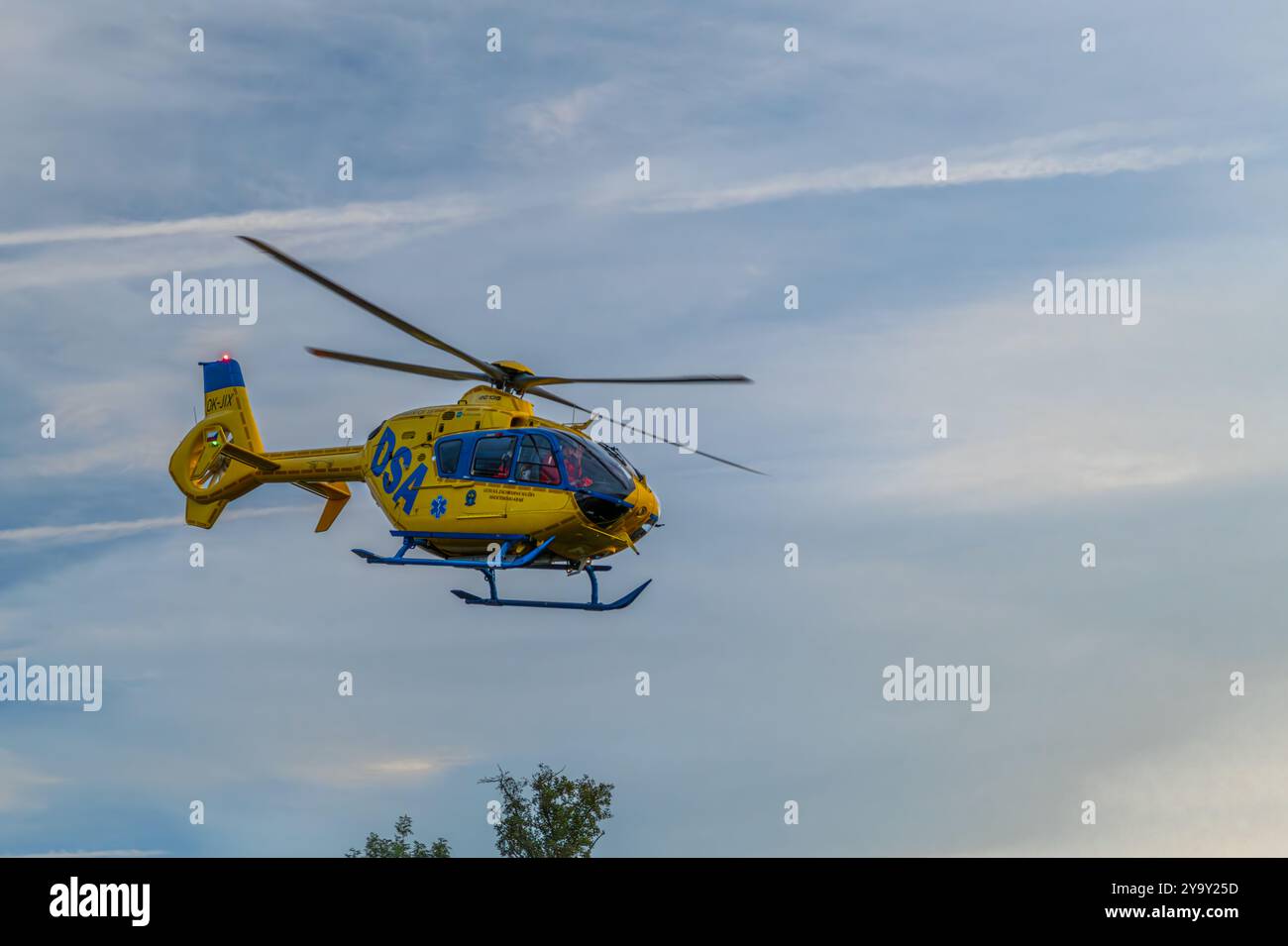 L'elicottero ceco giallo di emergenza inizia a volare nel cielo blu del tramonto a Ceske Budejovice CZ 10 09 2024 Foto Stock