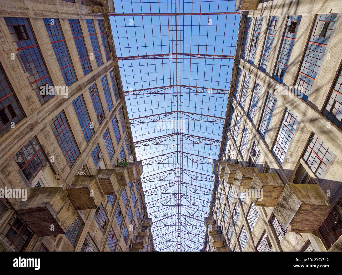 Guardando verso l'atrio cavernoso dell'edificio B del Brooklyn Army Terminal. La struttura progettata da Cass Gilbert si trova nel National Register of Historic Places. Foto Stock