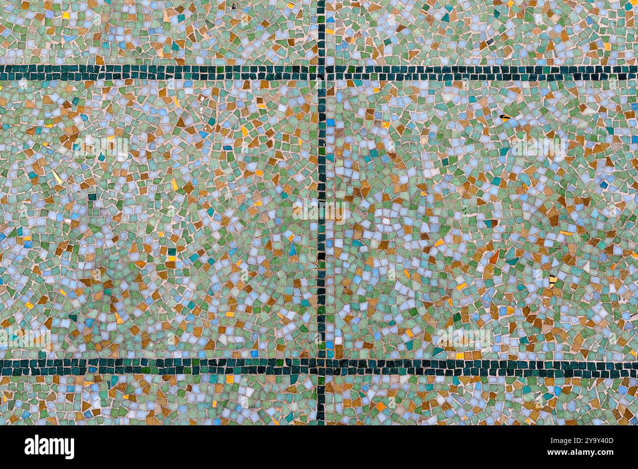 Primo piano di una parete piastrellata con un mosaico di vetro all'ombra di verde, blu, arancione e oro, Italia Foto Stock