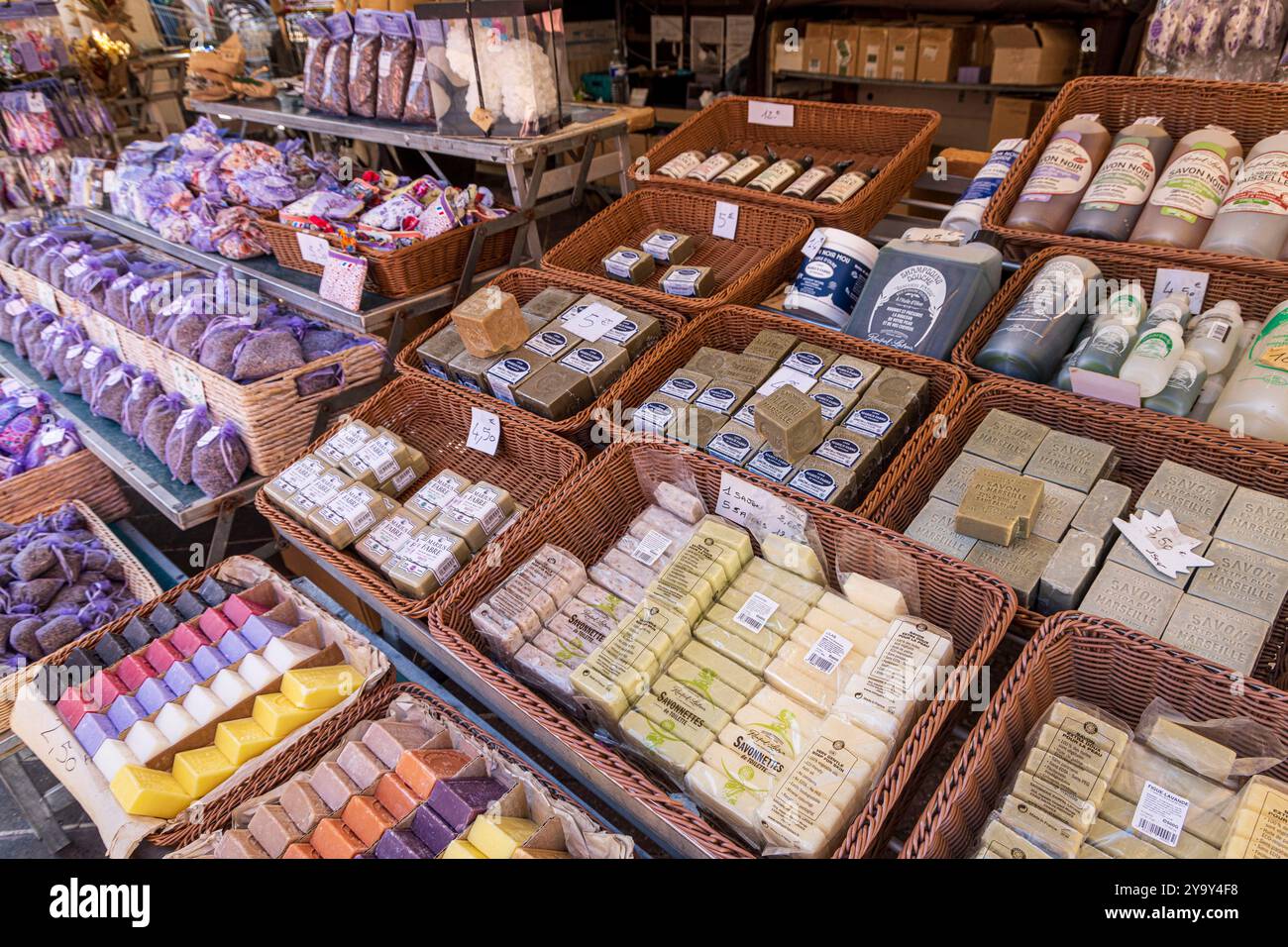 Francia, Alpes-Maritimes, Nizza, dichiarata Patrimonio dell'Umanità dall'UNESCO, il vecchio quartiere di Nizza, i cortili Saleya, i saponi profumati Foto Stock