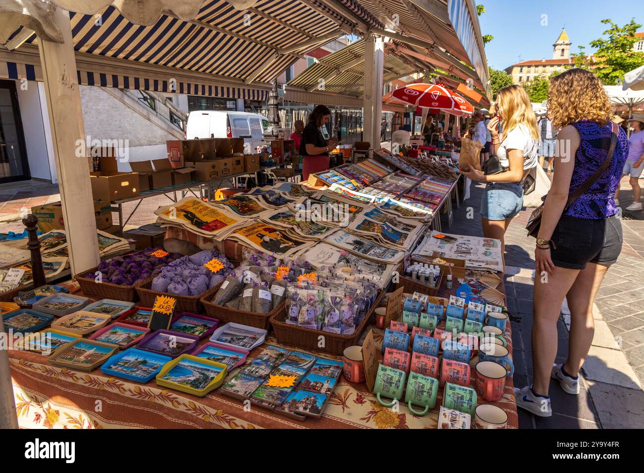 Francia, Alpes-Maritimes, Nizza, sito patrimonio dell'umanità dell'UNESCO, il vecchio quartiere di Nizza, il Corse Saleya, negozio di souvenir, asciugamani e bustine di tè Foto Stock
