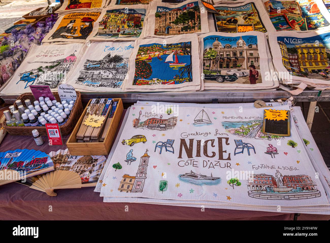 Francia, Alpes-Maritimes, Nizza, sito patrimonio dell'umanità dell'UNESCO, il vecchio quartiere di Nizza, il Corse Saleya, negozio di souvenir, asciugamani e bustine di tè Foto Stock