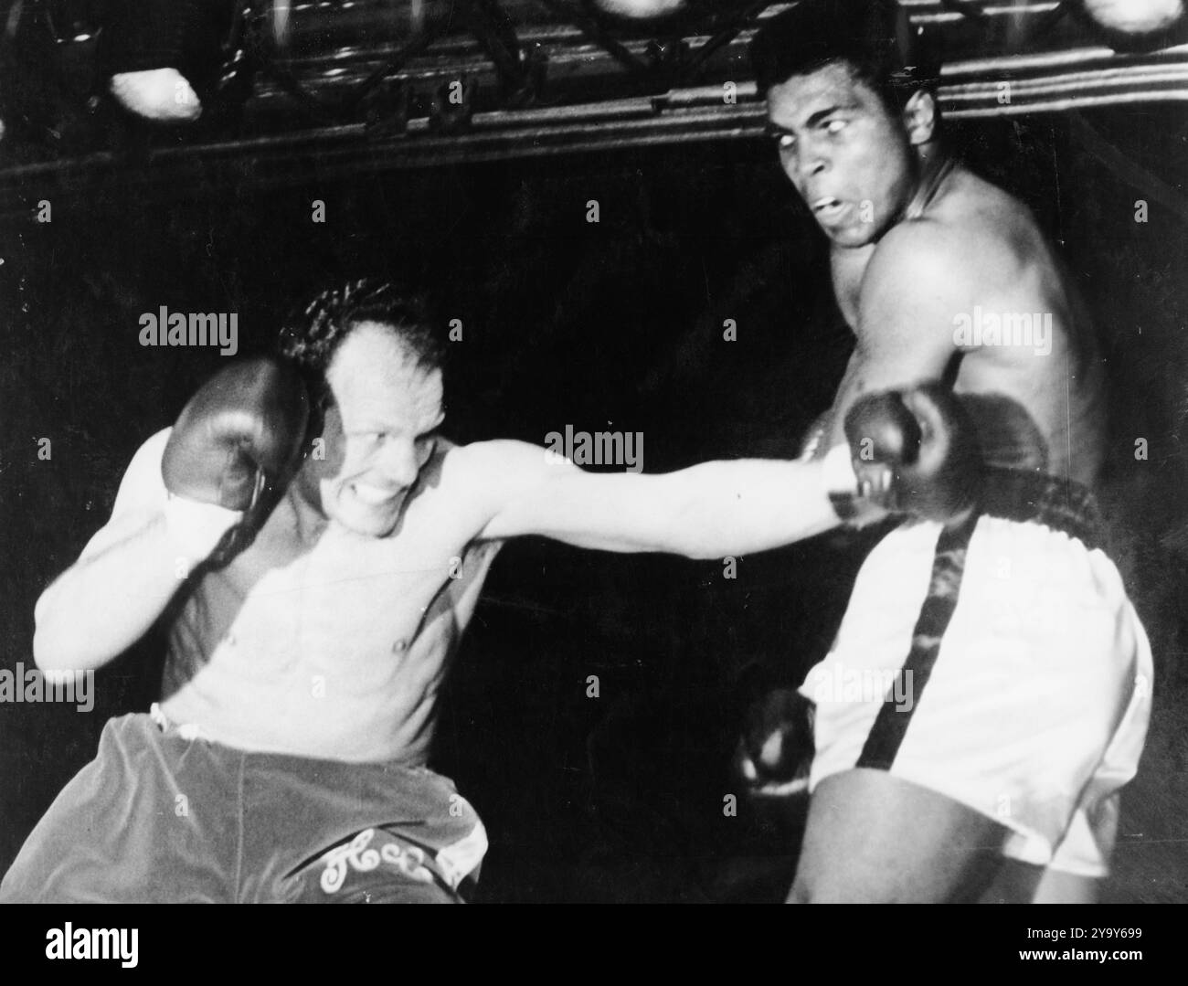21 maggio 1966: Londra, Inghilterra, Regno Unito: Al Highbury Football Ground dell'Arsenal F.C. questa sera CASSIUS CLAY campione del mondo dei pesi massimi ha battuto HENRY COOPER il campione britannico quando l'arbitro ha fermato il combattimento nel sesto round quando Cooper è stato gravemente tagliato all'orecchio sinistro, Clay sembra sorpreso quando Cooper manca il suo famoso gancio sinistro durante l'incontro a Highbury, (Credit Image: © Keystone Press Agency/ZUMA Press Wire). SOLO PER USO EDITORIALE! Non per USO commerciale! Foto Stock