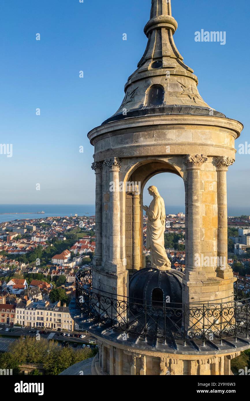 Francia, Pas de Calais, Boulogne sur Mer, Basilique Notre Dame de l'Immaculee Conception, lanterna aperta in cima alla cupola che ospita una colossale statua della Vergine Immacolata (vista aerea) Foto Stock Francia, Pas de Calais, Boulogne sur Mer, Basilique Notre Dame de l'Immaculee Conception, lanterna aperta in cima alla cupola che ospita una colossale statua della Vergine Immacolata (vista aerea) Foto Stock