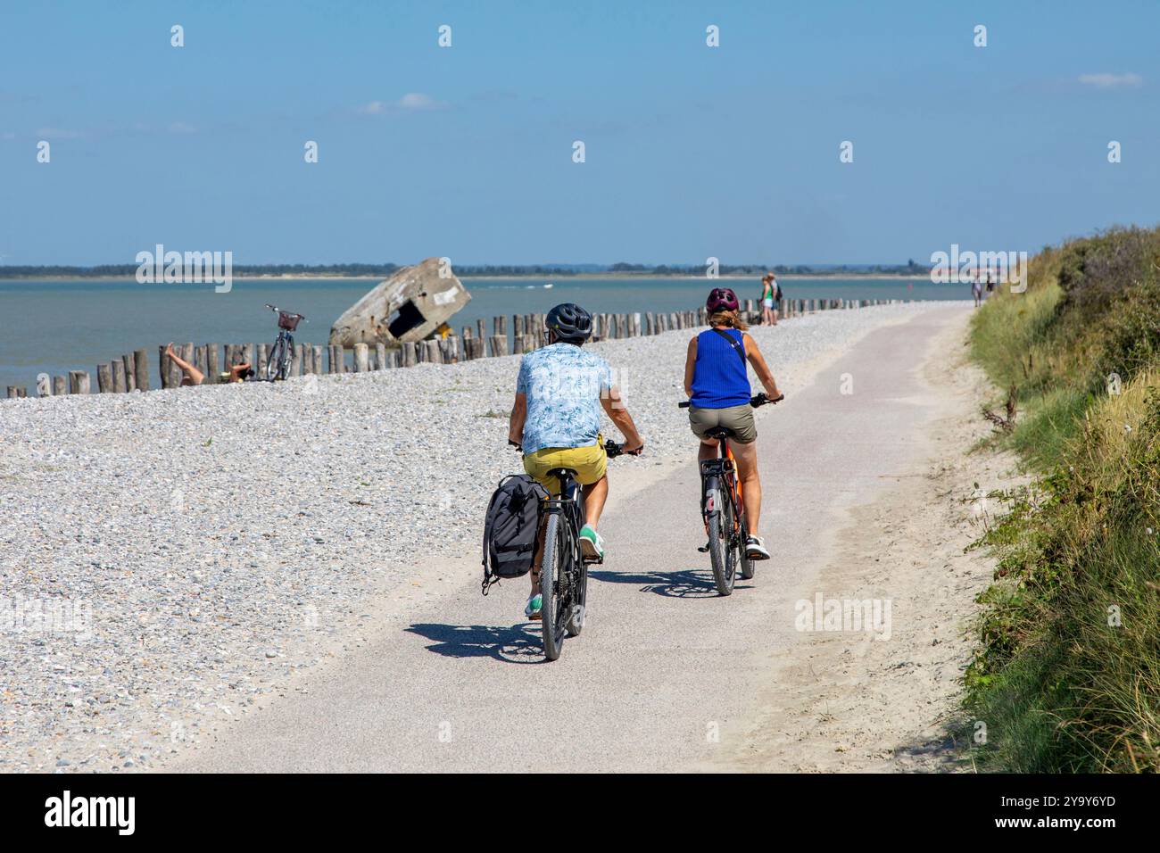 France, somme, Cayeux-sur-Mer, Vélomaritel Route (EV4), pedala a Pointe du Hourdel lungo il percorso bianco Foto Stock