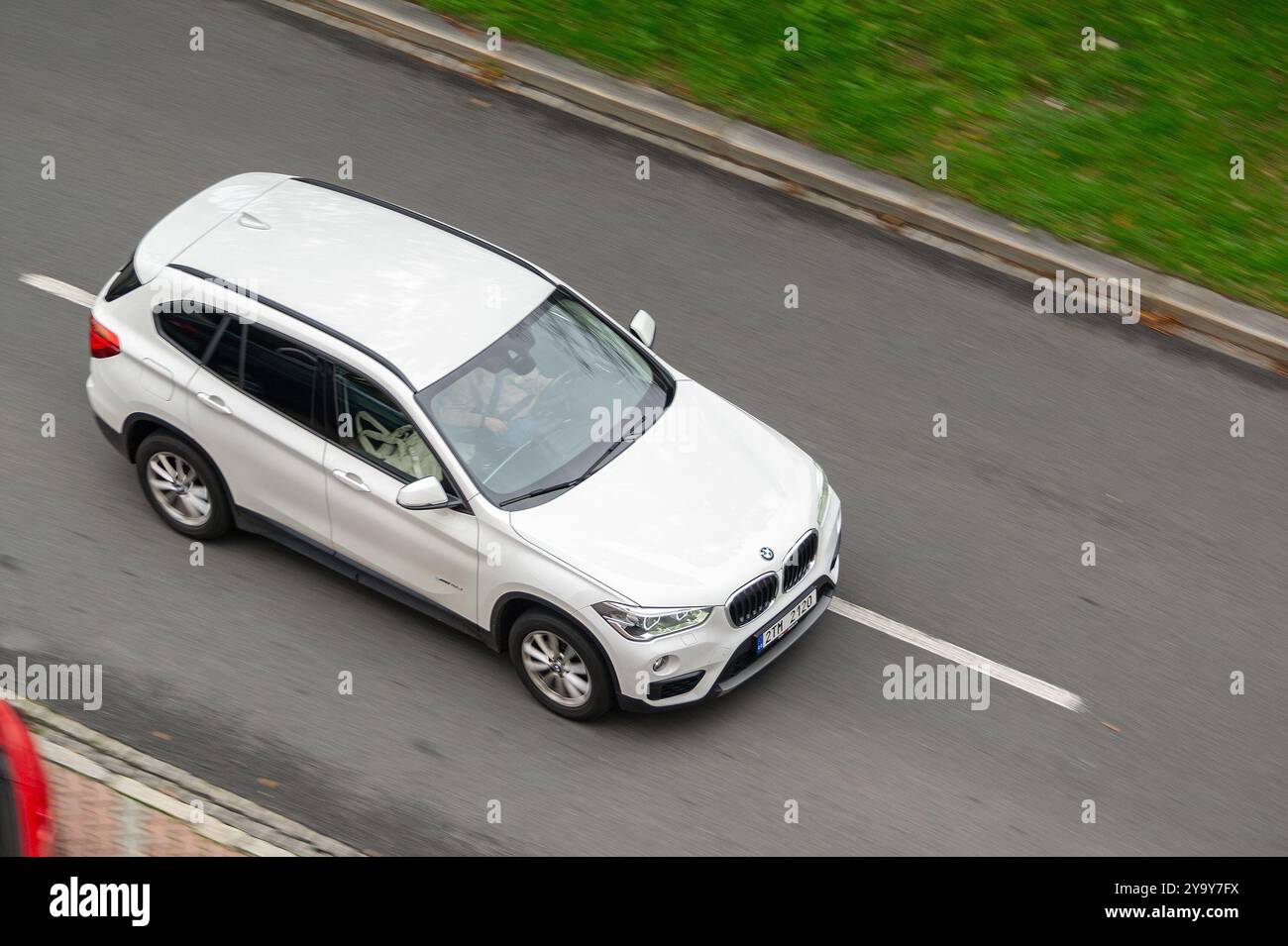 OSTRAVA, CECHIA - 3 OTTOBRE 2024: SUV BMW X1 bianco con effetto motion blur Foto Stock