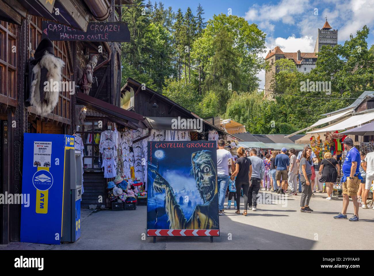 La Romania, Transilvania, Brasov regione, Castello di Bran del XIII secolo associato nella memoria collettiva a Vlad III l'Impalatore e il carattere di Dracula che ha ispirato Foto Stock