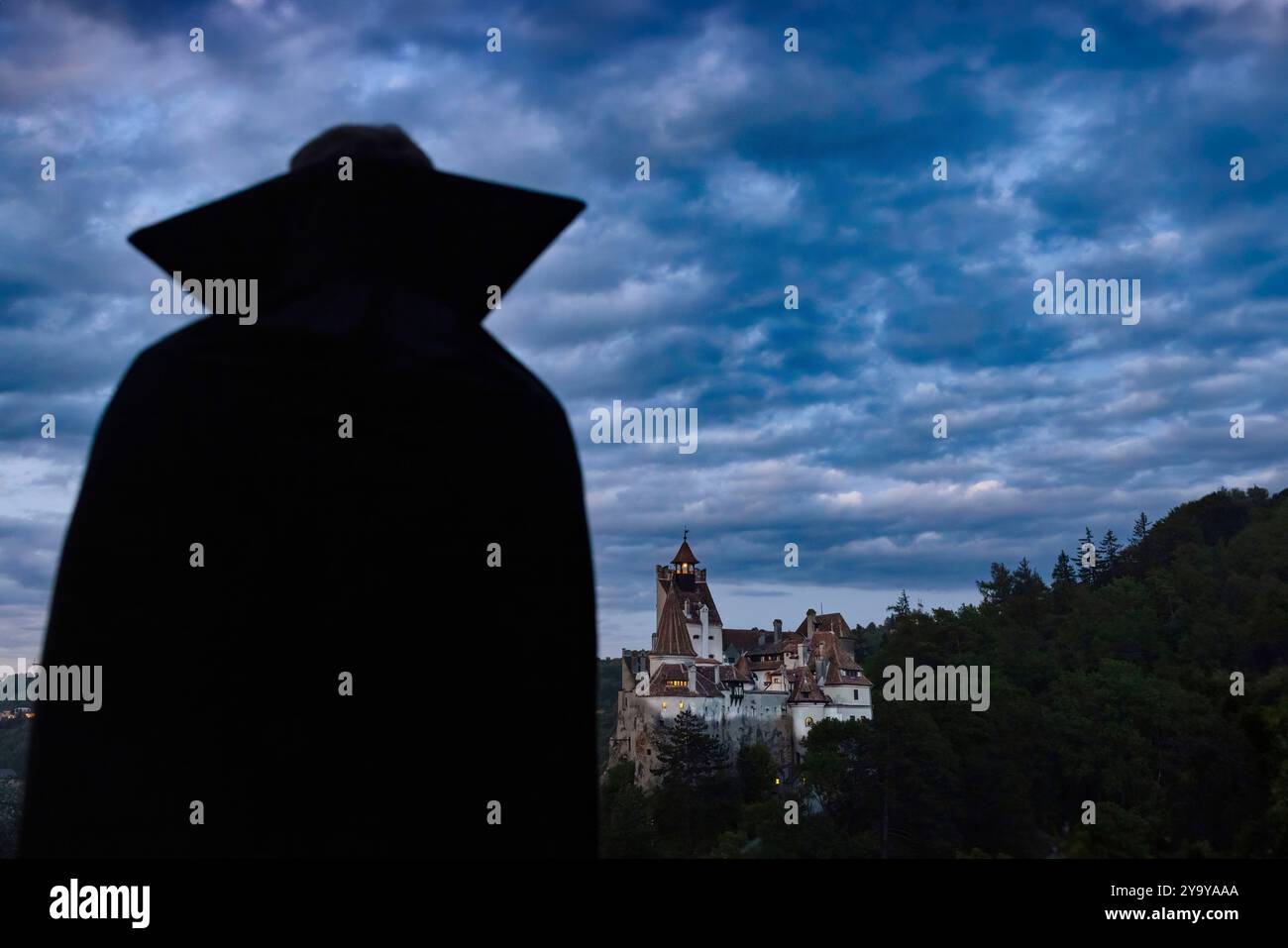 La Romania, Transilvania, Brasov regione, Castello di Bran del XIII secolo associato nella memoria collettiva a Vlad III l'Impalatore e il carattere di Dracula che ha ispirato Foto Stock