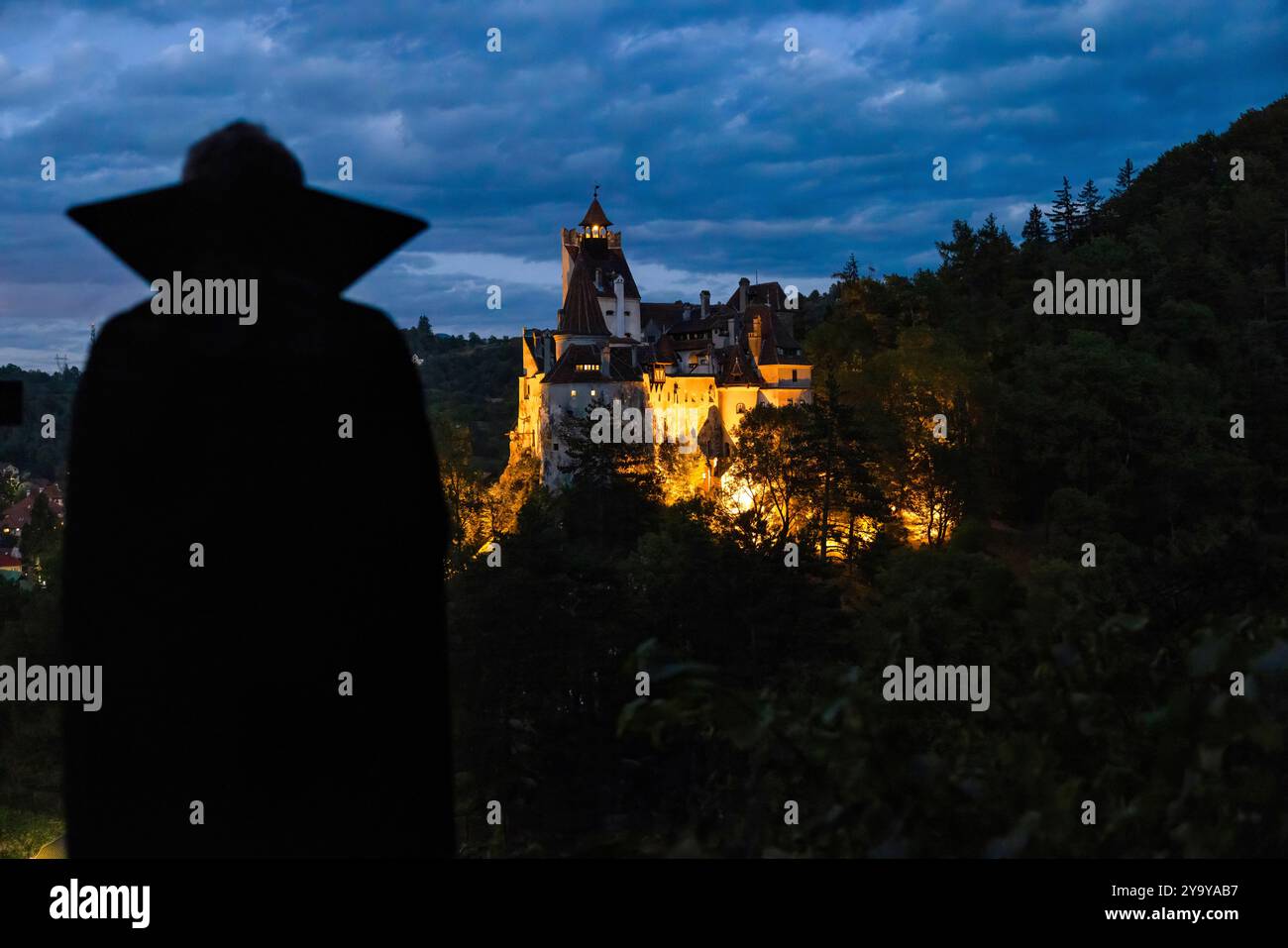 La Romania, Transilvania, Brasov regione, Castello di Bran del XIII secolo associato nella memoria collettiva a Vlad III l'Impalatore e il carattere di Dracula che ha ispirato Foto Stock
