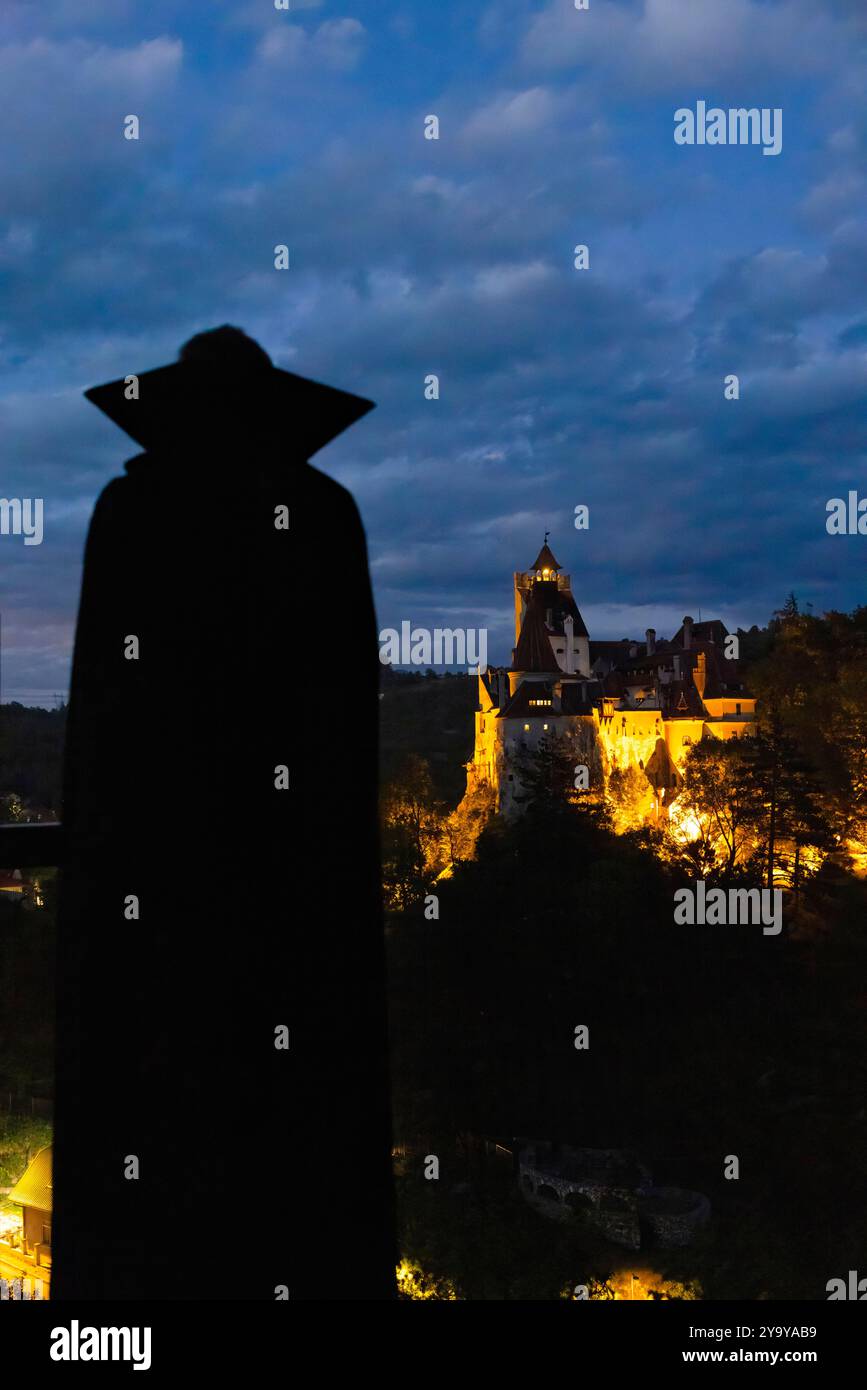 La Romania, Transilvania, Brasov regione, Castello di Bran del XIII secolo associato nella memoria collettiva a Vlad III l'Impalatore e il carattere di Dracula che ha ispirato Foto Stock