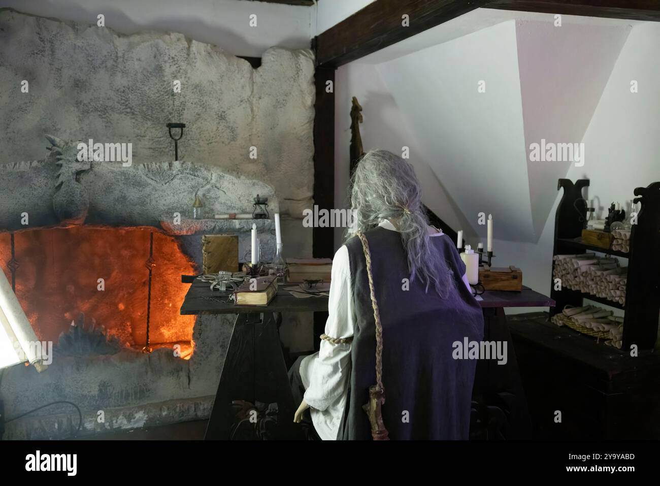 La Romania, Transilvania, Brasov regione, Castello di Bran del XIII secolo associato nella memoria collettiva a Vlad III l'Impalatore e il carattere di Dracula che ha ispirato Foto Stock