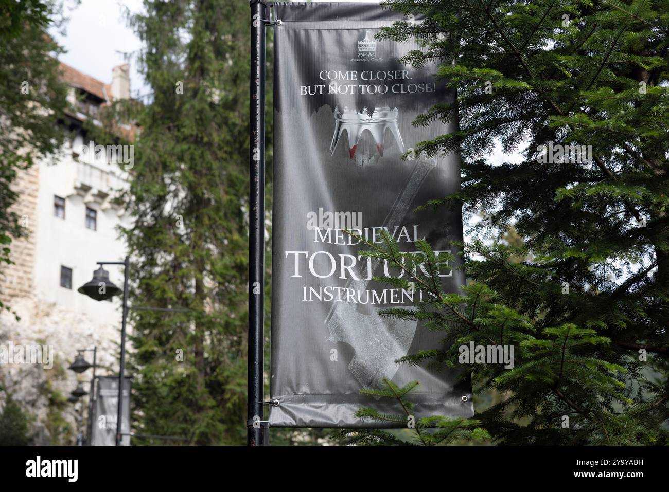 La Romania, Transilvania, Brasov regione, Castello di Bran del XIII secolo associato nella memoria collettiva a Vlad III l'Impalatore e il carattere di Dracula che ha ispirato Foto Stock