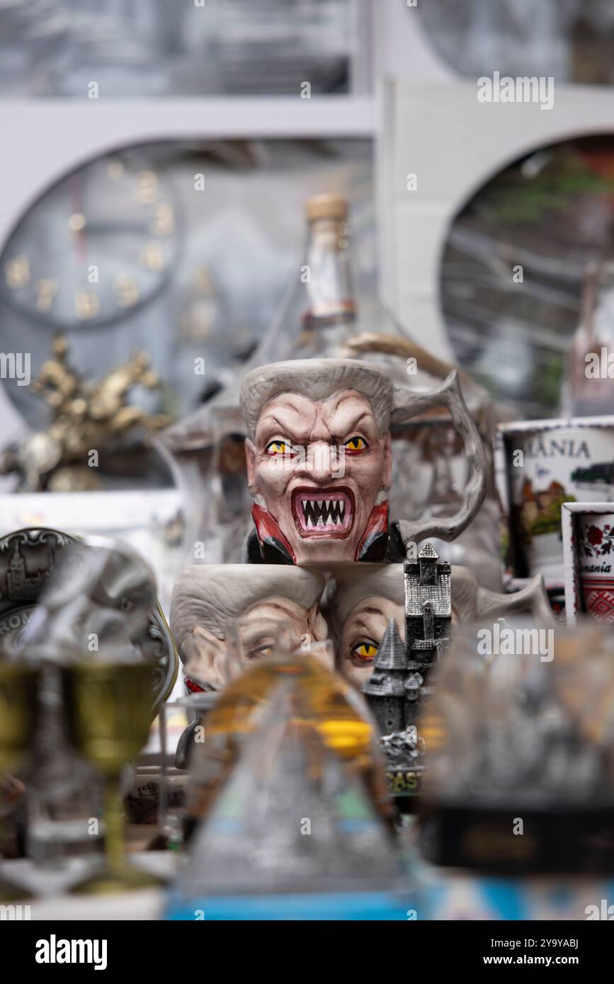 La Romania, Transilvania, Brasov regione, Castello di Bran del XIII secolo associato nella memoria collettiva a Vlad III l'Impalatore e il carattere di Dracula che ha ispirato Foto Stock