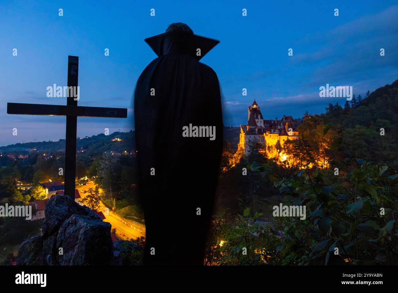 La Romania, Transilvania, Brasov regione, Castello di Bran del XIII secolo associato nella memoria collettiva a Vlad III l'Impalatore e il carattere di Dracula che ha ispirato Foto Stock