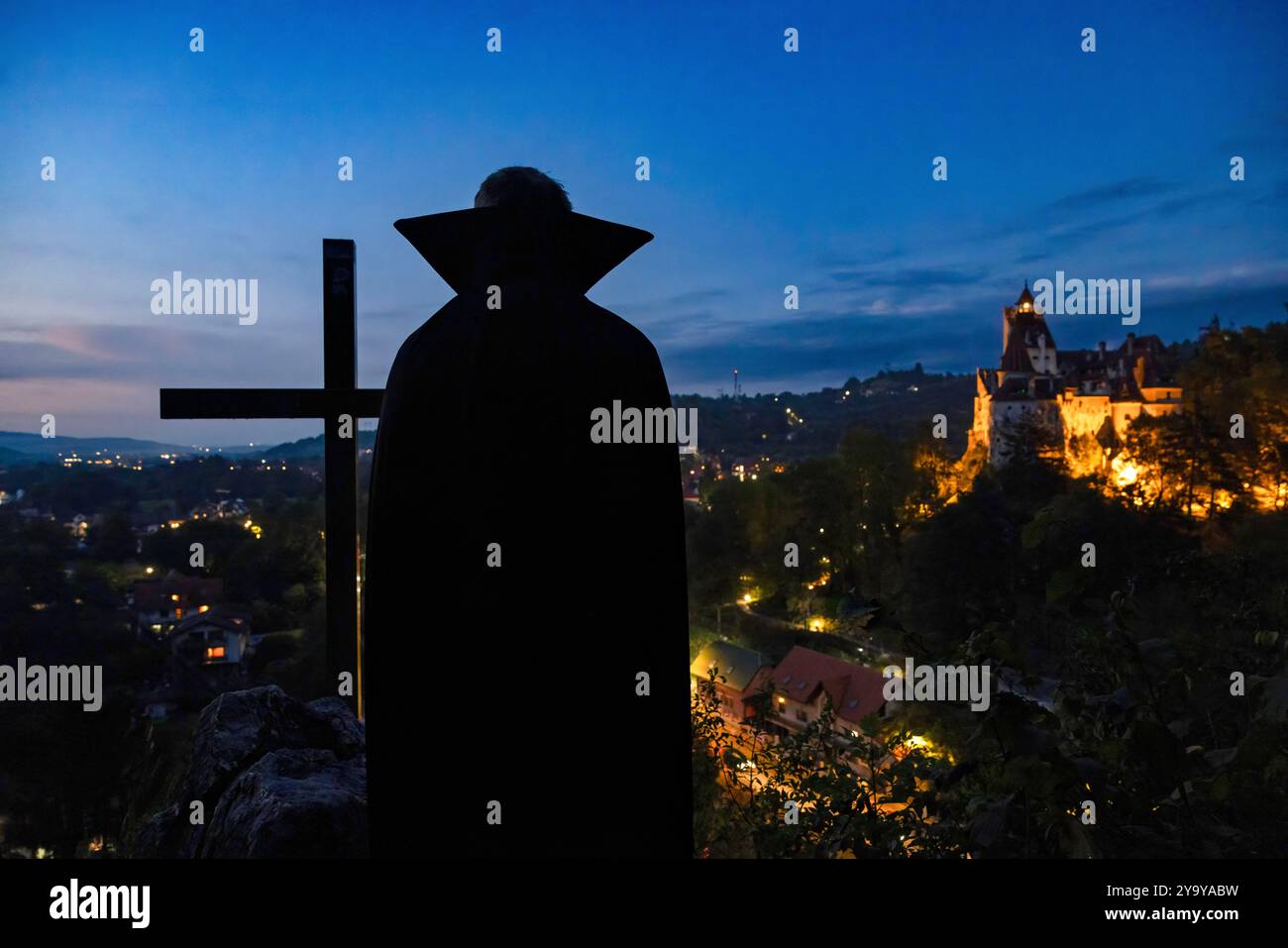 La Romania, Transilvania, Brasov regione, Castello di Bran del XIII secolo associato nella memoria collettiva a Vlad III l'Impalatore e il carattere di Dracula che ha ispirato Foto Stock