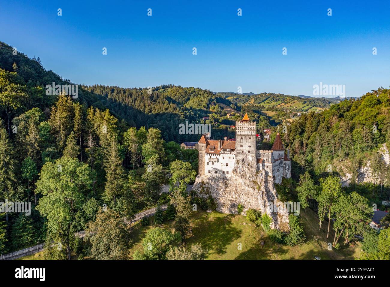 La Romania, Transilvania, Brasov regione, Castello di Bran del XIII secolo associato nella memoria collettiva a Vlad III l'Impalatore e il carattere di Dracula che ha ispirato Foto Stock