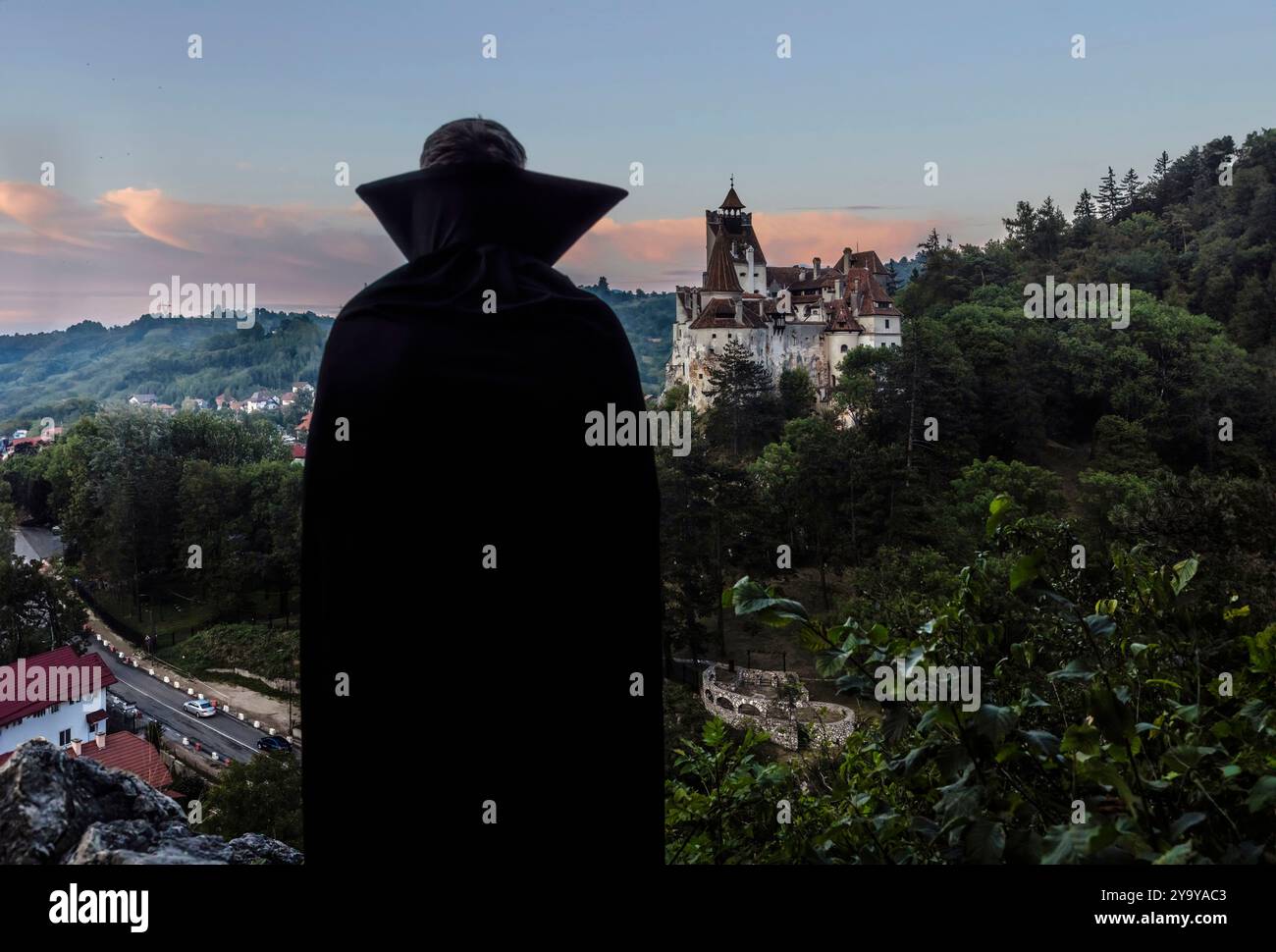 La Romania, Transilvania, Brasov regione, Castello di Bran del XIII secolo associato nella memoria collettiva a Vlad III l'Impalatore e il carattere di Dracula che ha ispirato Foto Stock