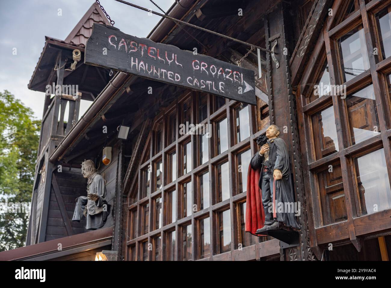 La Romania, Transilvania, Brasov regione, Castello di Bran del XIII secolo associato nella memoria collettiva a Vlad III l'Impalatore e il carattere di Dracula che ha ispirato Foto Stock