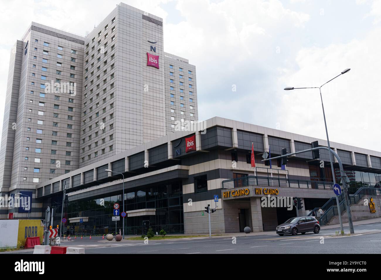 Poznan, Polonia - 18 giugno 2023: Il moderno hotel ibis si erge in modo unico accanto al vivace casinò di Poznan, Polonia, per offrire un mix di emozioni Foto Stock