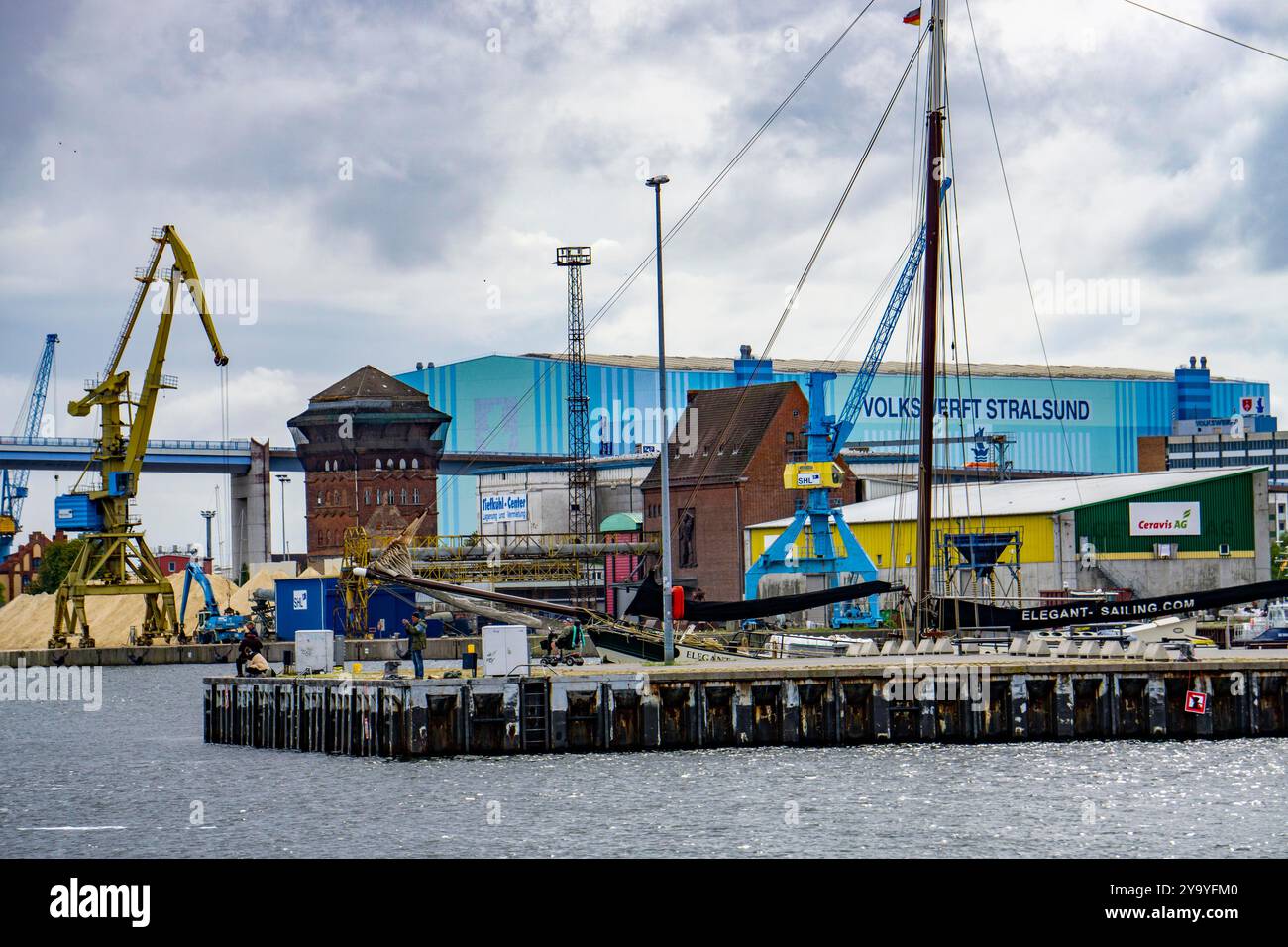 Sala per la costruzione navale dell'ex cantiere navale Volkswerft Stralsund, oggi parte di un parco industriale marittimo, Stralsund, Meclemburgo-Pomerania occidentale, Ger Foto Stock